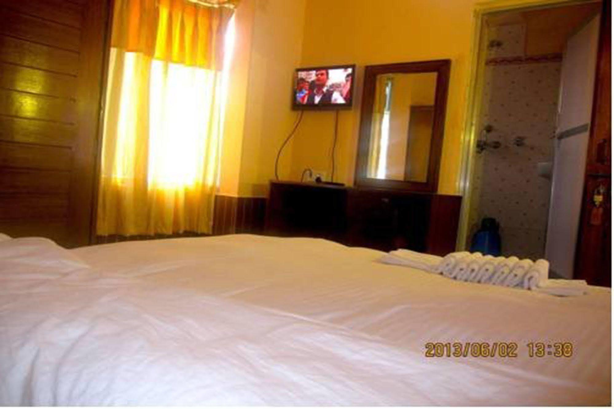 Hotel Half Moon Pokhara Kültér fotó