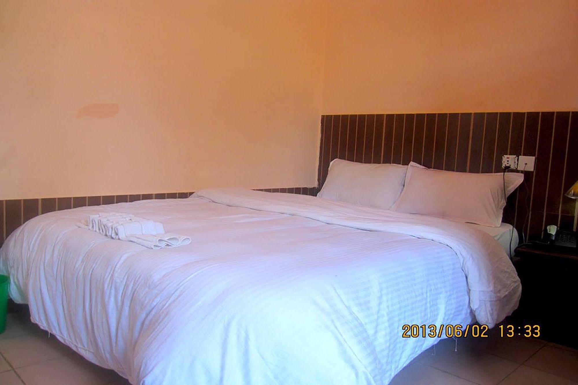 Hotel Half Moon Pokhara Kültér fotó