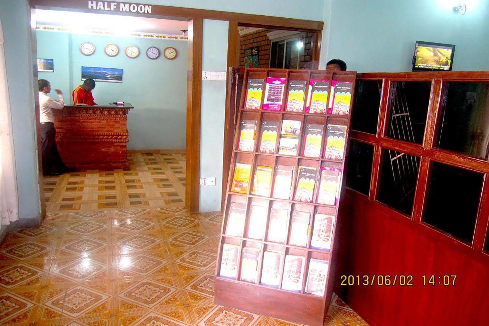 Hotel Half Moon Pokhara Kültér fotó